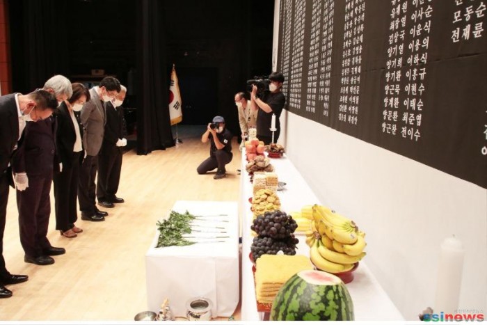 1. 10일 14시30분 서산시문화회관 열리는 추모제에서 헌화 하고있다..JPG