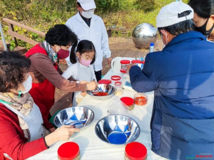 1. 지난해 11월 천수만생태관광협의회 생태체험장에서 ‘철새와 함께하는 천수만 Eco-Cook 여행’ 참여자들이 어리굴젓 만들기 체험 하는 사진.jpg