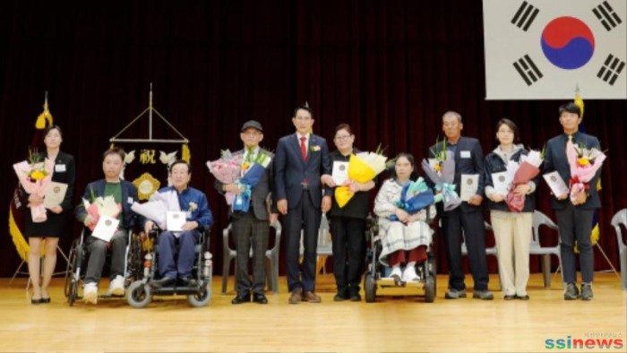 1. 25일 서산시민체육관에서 열린 제44회 장애인의 날 기념식1.JPG